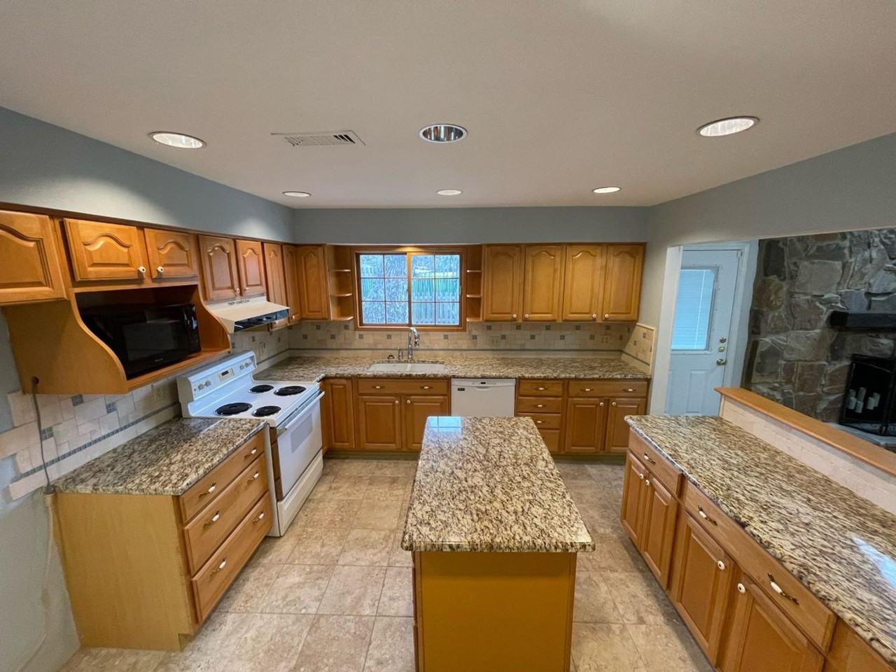 1905 Fox Hill Ct - Photo 4 of 13