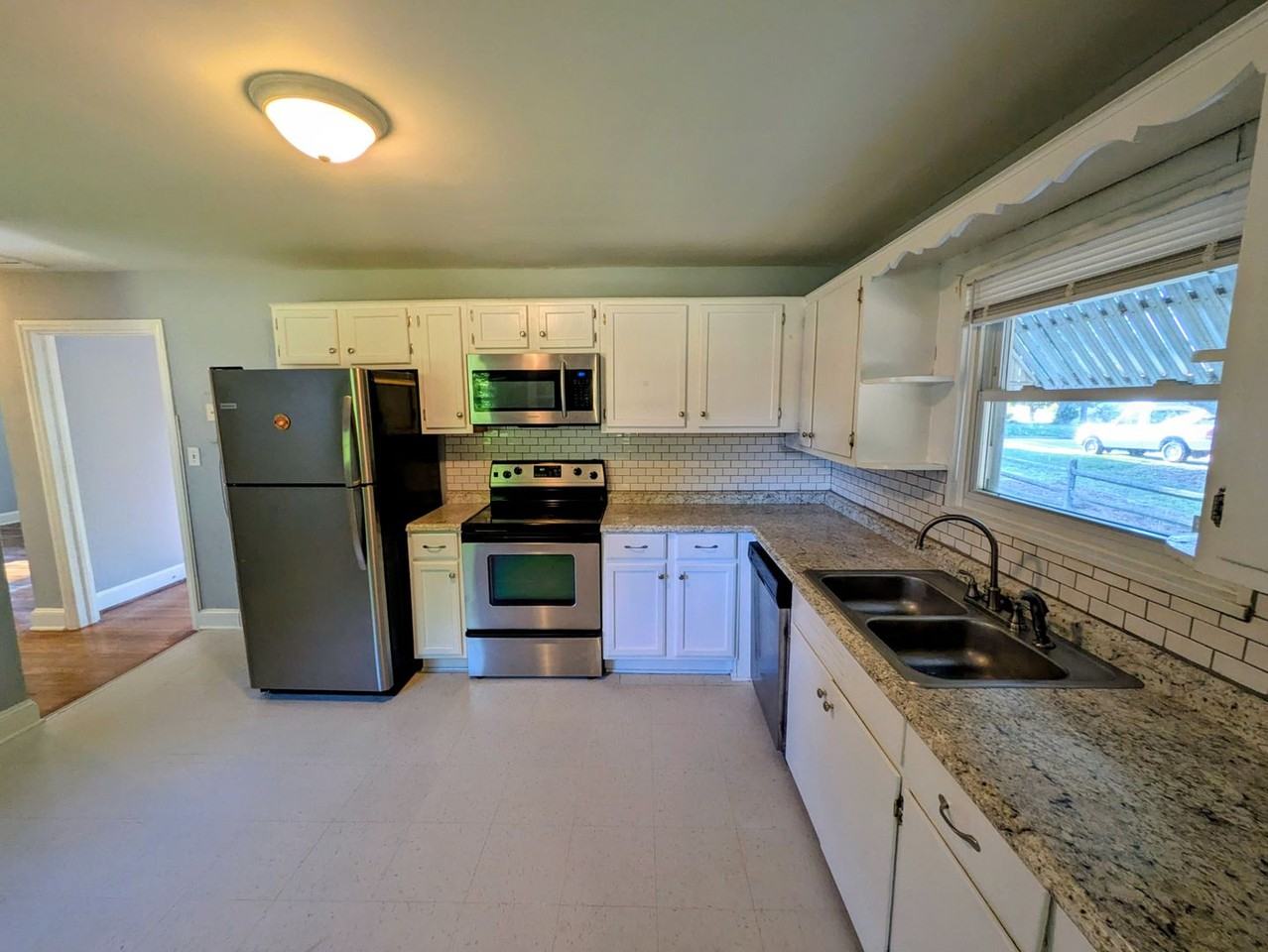 605 Oakhurst St - Photo 3 of 13