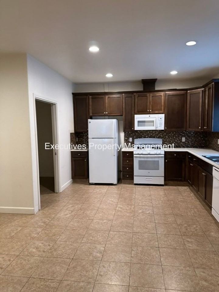 261 W 19th St - Photo 2 of 4