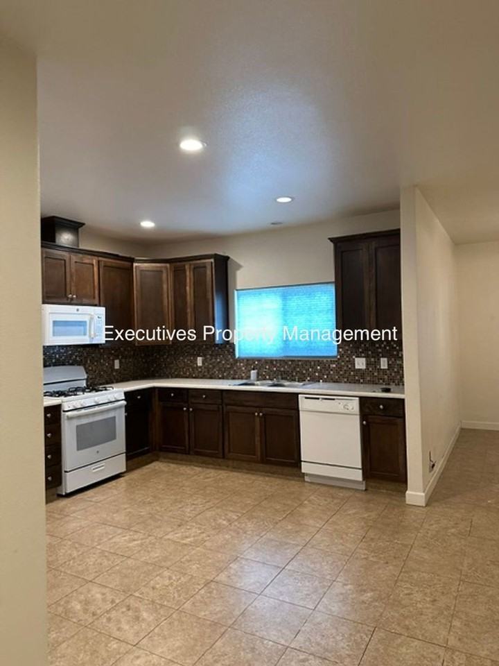 261 W 19th St - Photo 3 of 4
