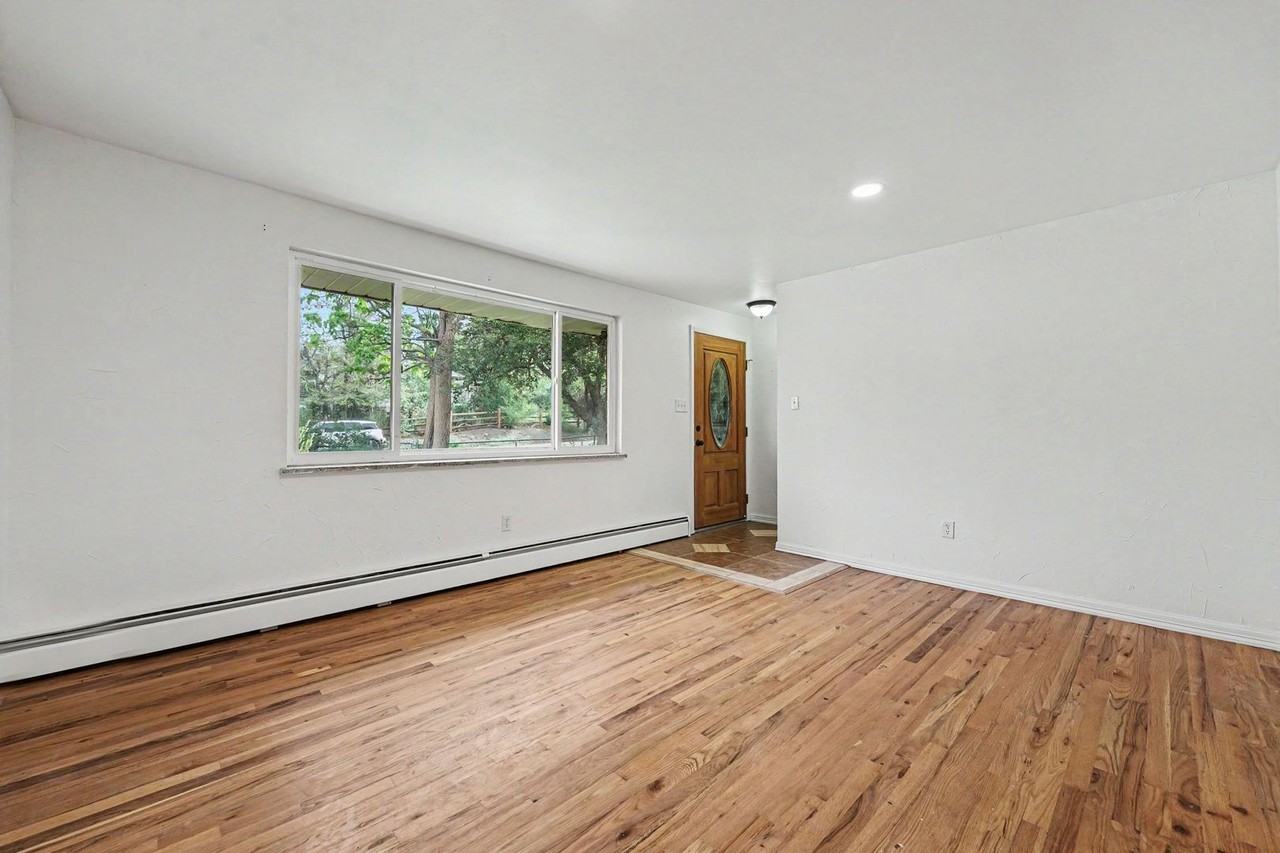 12th10250 - Photo 3 of 44