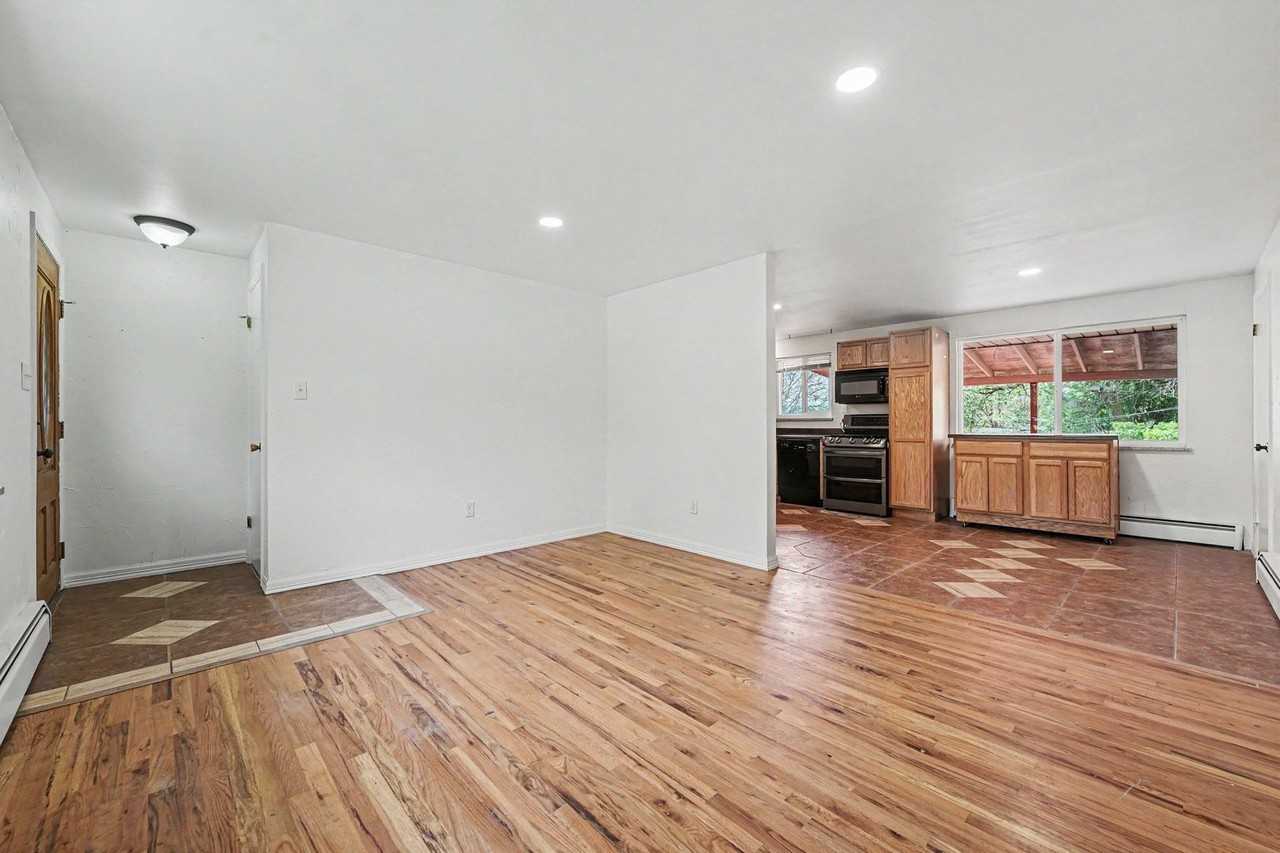 12th10250 - Photo 5 of 44