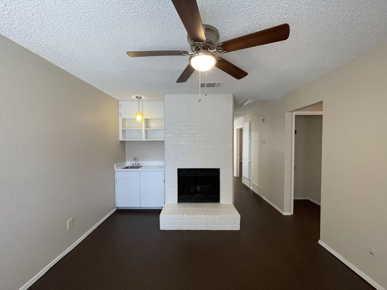2508 Lido Ln - Photo 2 of 10