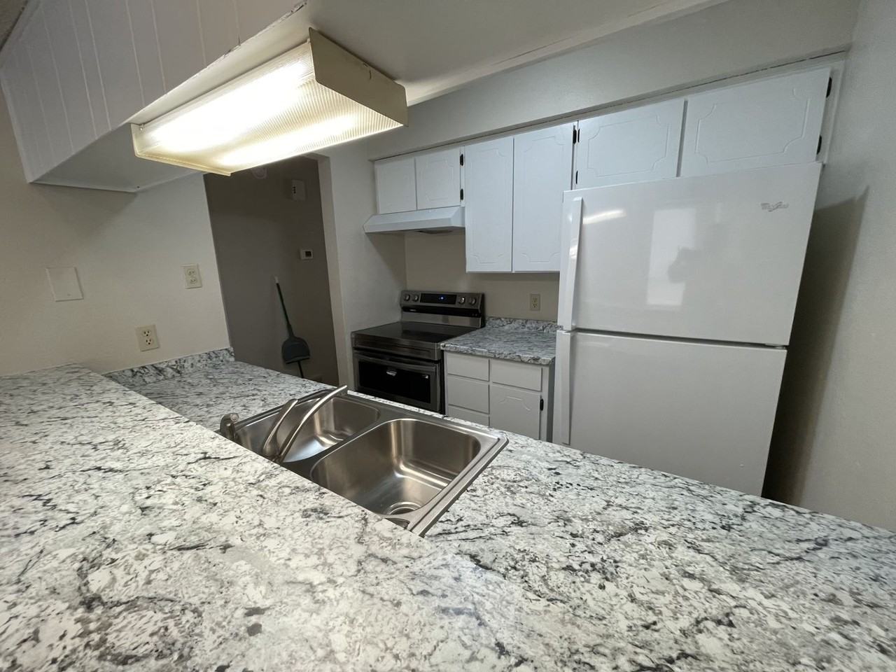 2508 Lido Ln - Photo 4 of 10