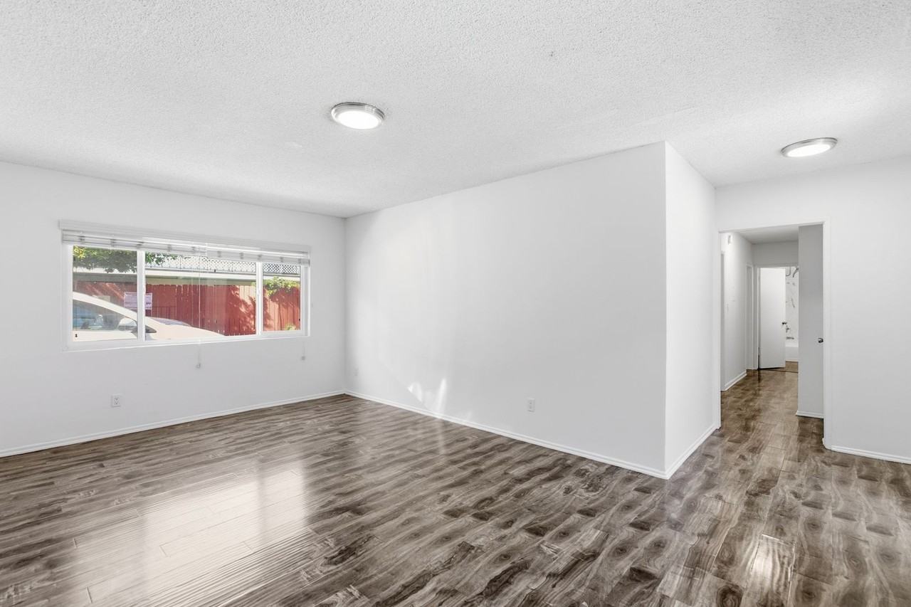 6652 Darby Ave - Photo 2 of 33