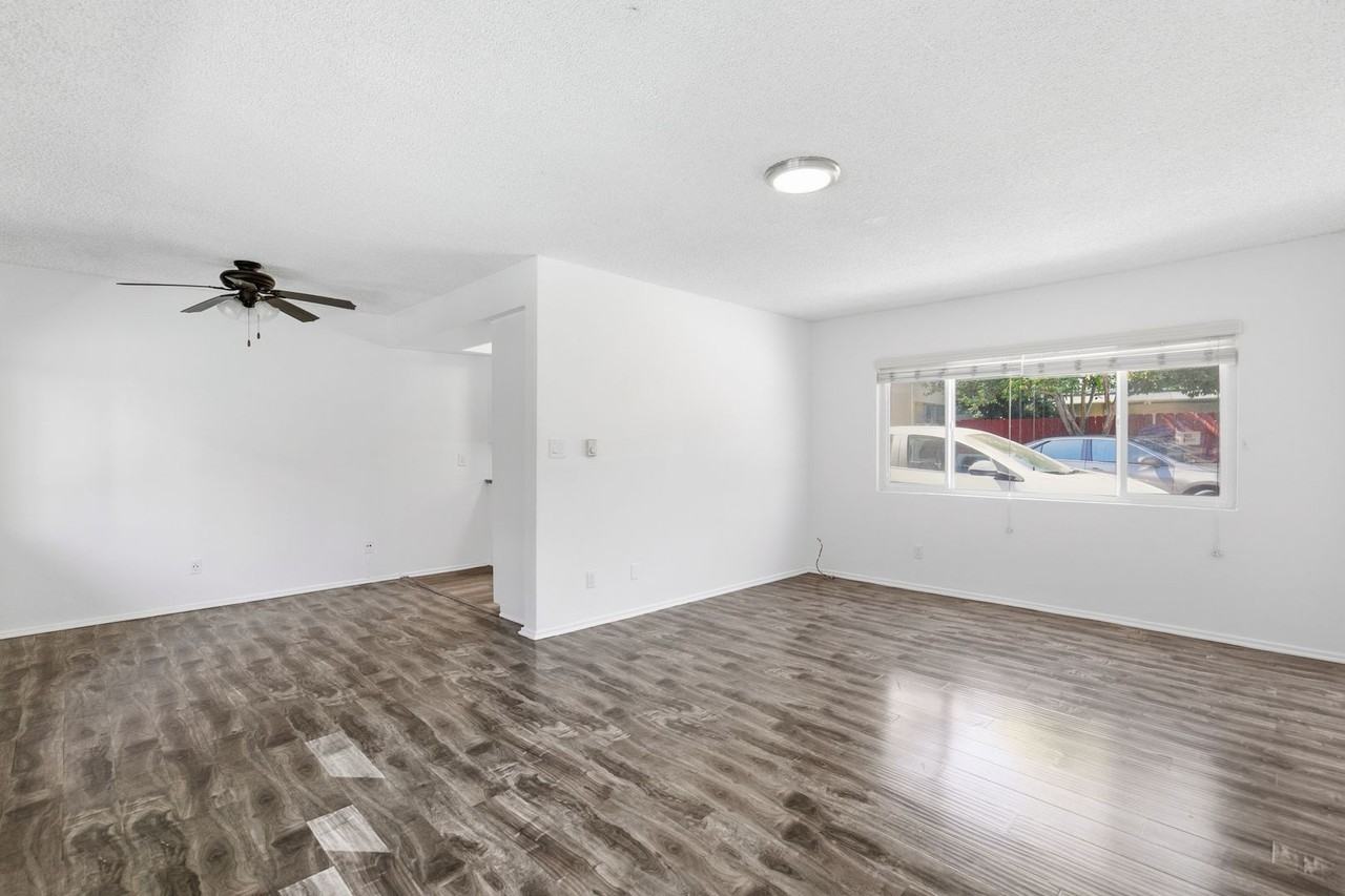 6652 Darby Ave - Photo 3 of 33