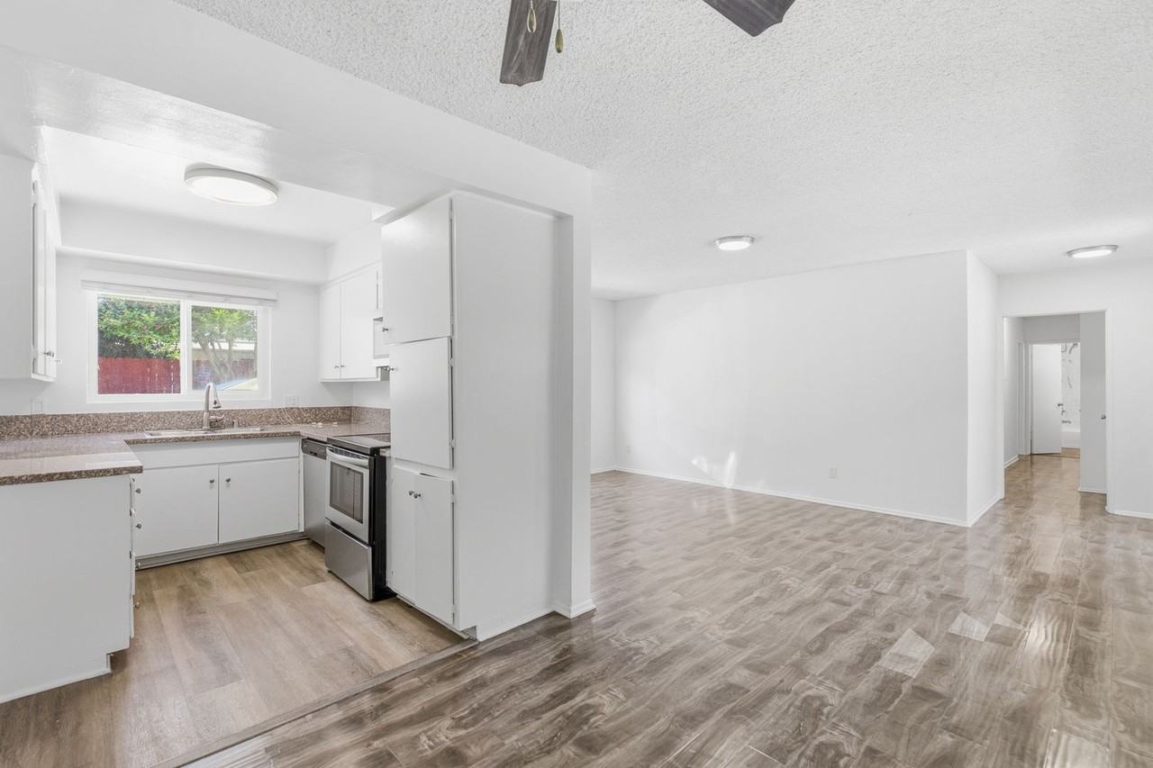 6652 Darby Ave - Photo 5 of 33