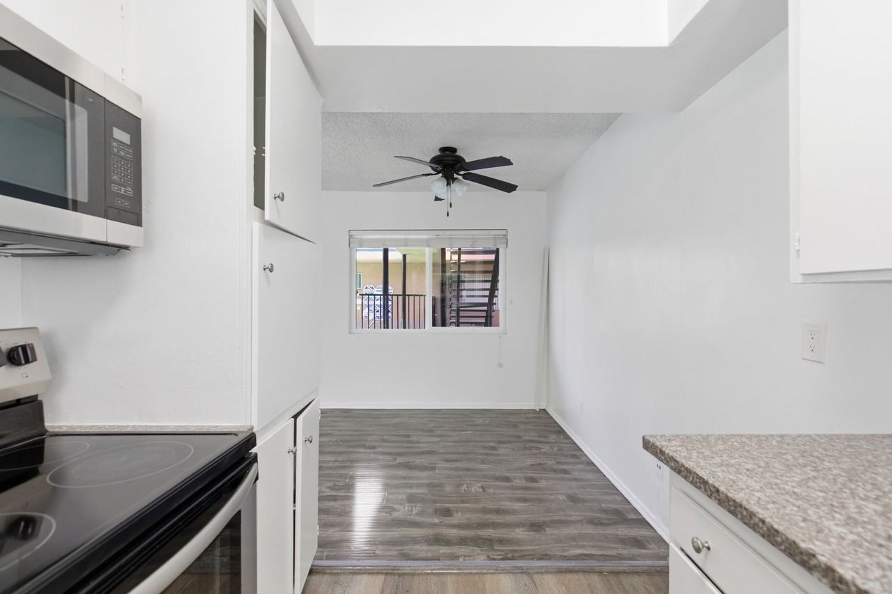 6652 Darby Ave - Photo 7 of 33