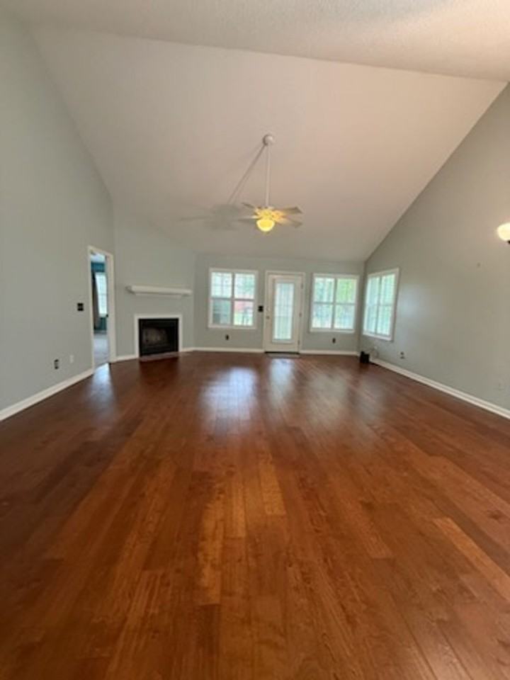 1325 Parkwood Dr - Photo 3 of 21