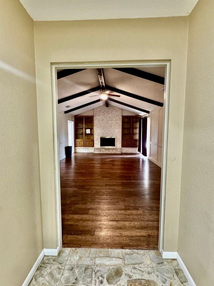 5122 Moultrie Dr - Photo 3 of 32