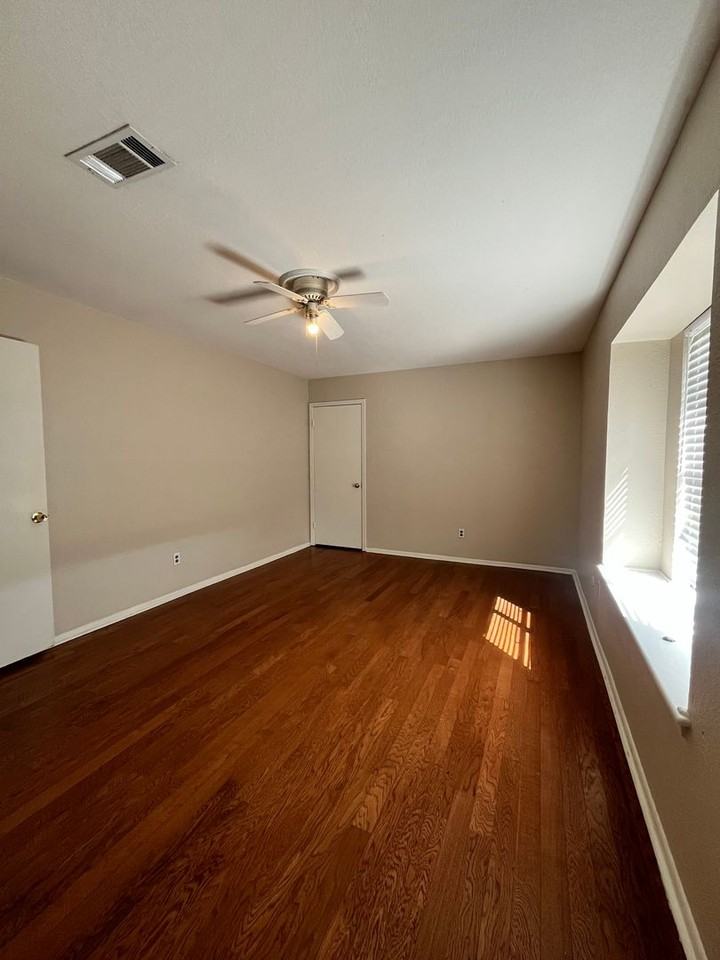 5117 Royalton Dr - Photo 2 of 26