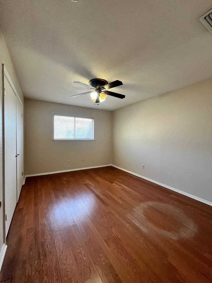 5117 Royalton Dr - Photo 4 of 26