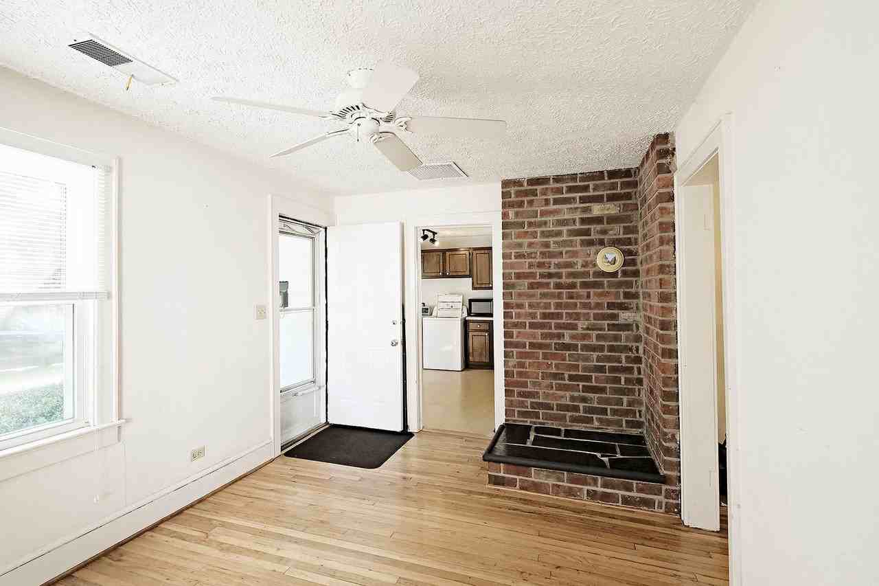 1306 Chesapeake St - Photo 3 of 15