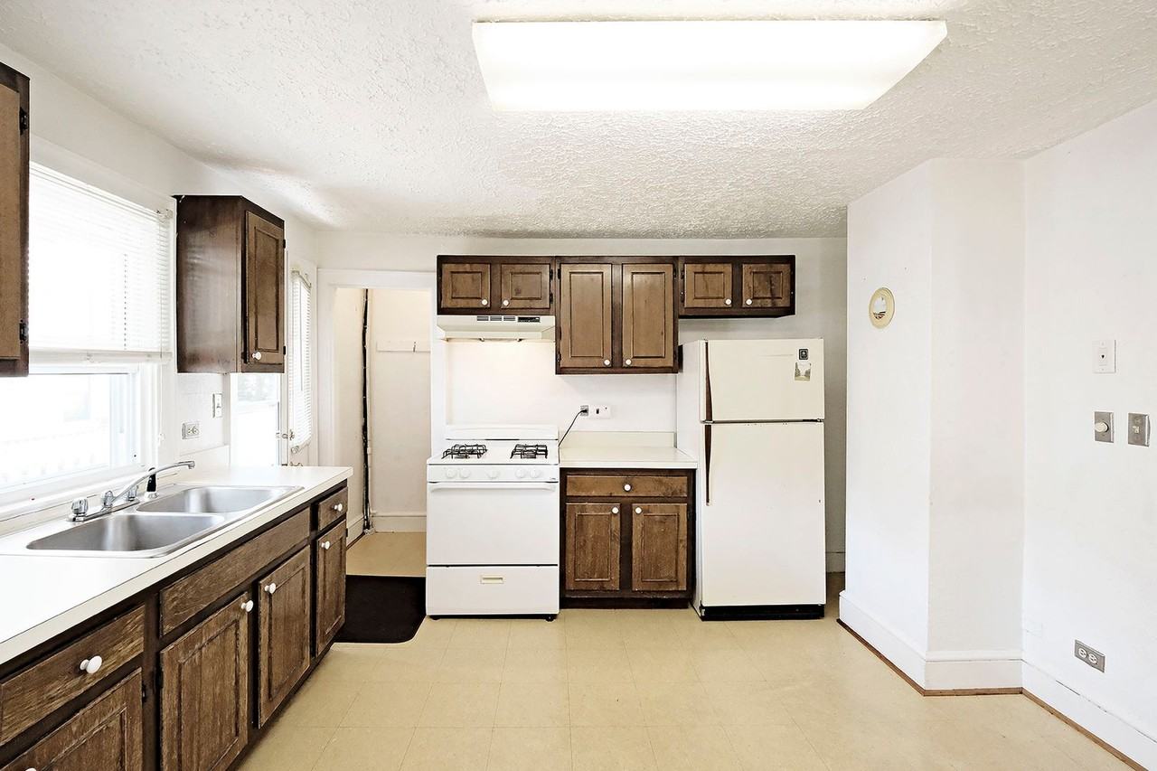 1306 Chesapeake St - Photo 4 of 15