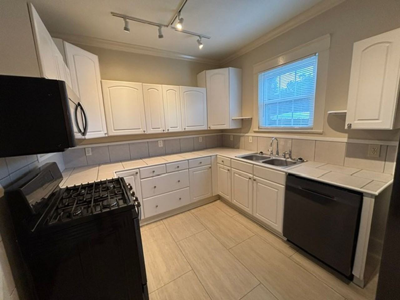 3044 Wilshire Dr - Photo 3 of 16