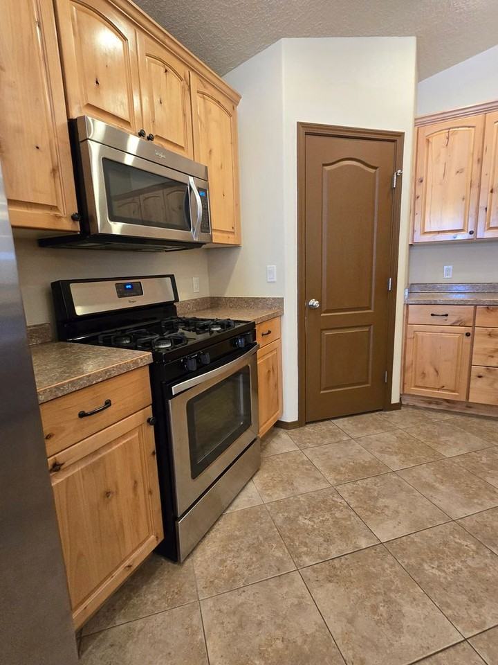 608 Monarch St - Photo 7 of 29