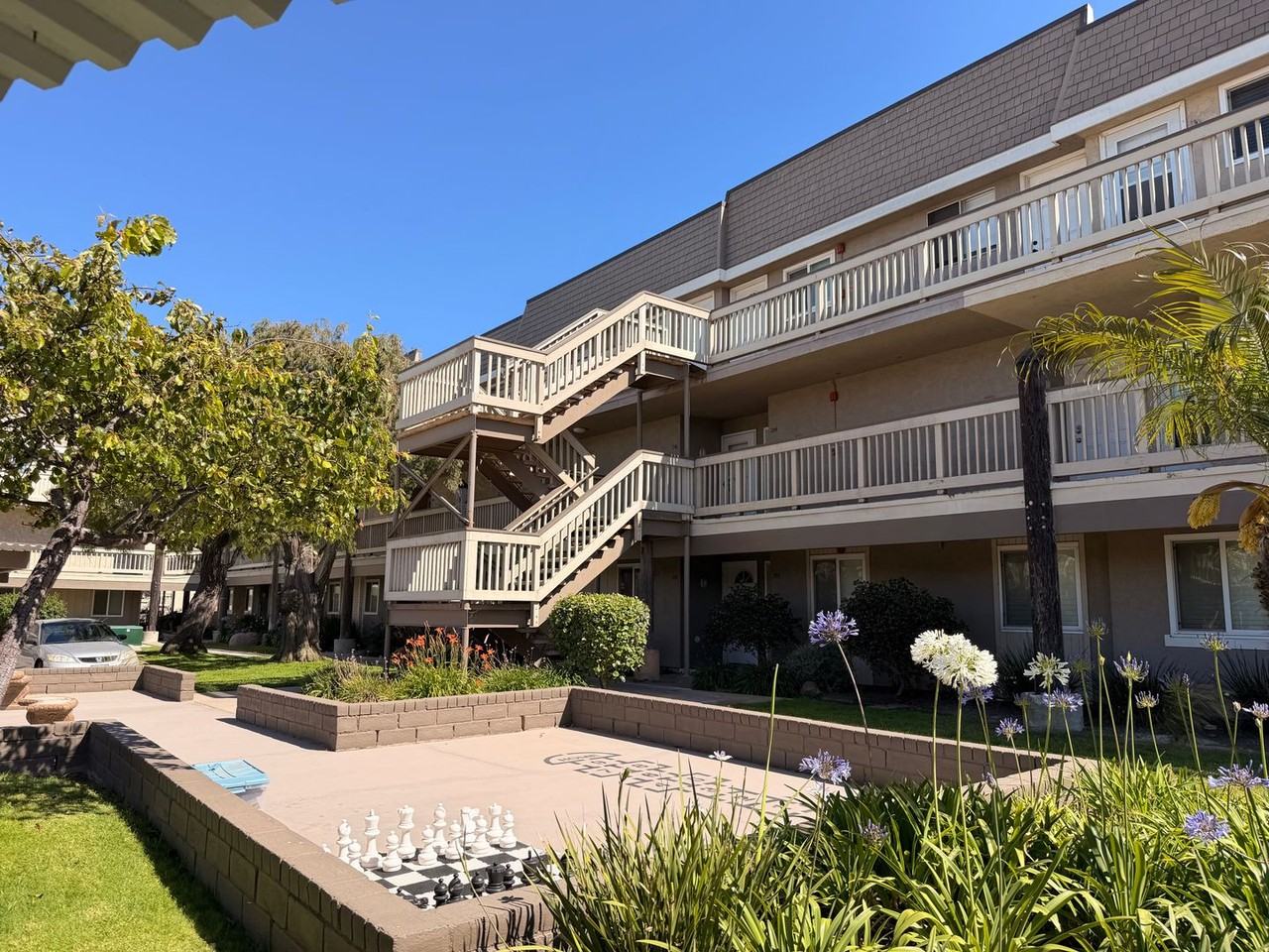 223 E Surfside Dr - Photo 2 of 13