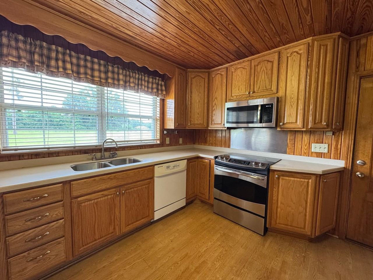 18755 Se County Road 137 - Photo 2 of 23
