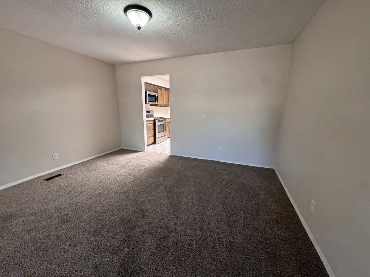 8902 Spain Rd Ne - Photo 3 of 15