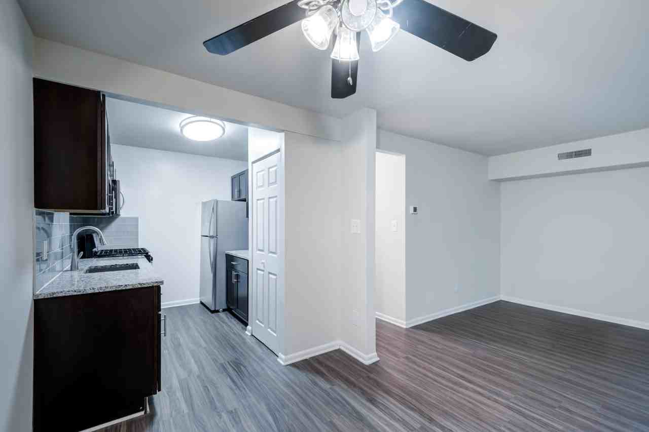 Bennington Crossings Apartment Homes - Photo 5 of 31