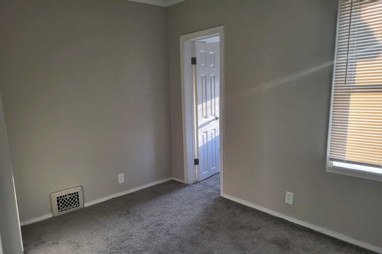 400 Bates St - Photo 5 of 11