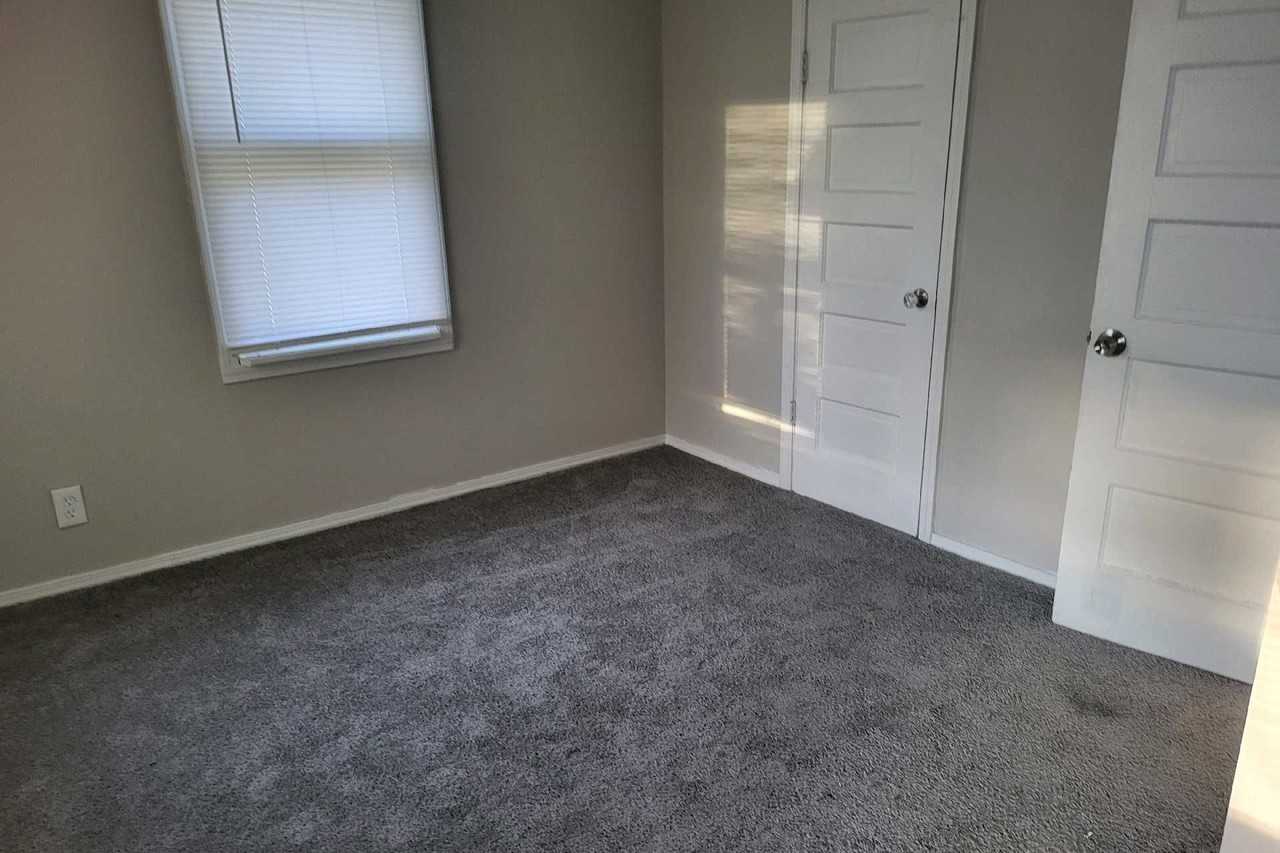 400 Bates St - Photo 6 of 11