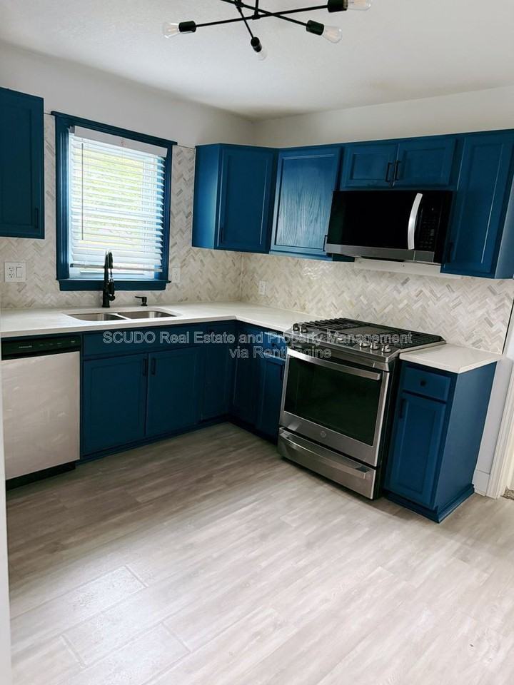 746 Locust St - Photo 3 of 12