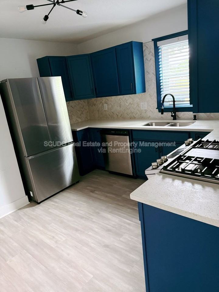 746 Locust St - Photo 4 of 12