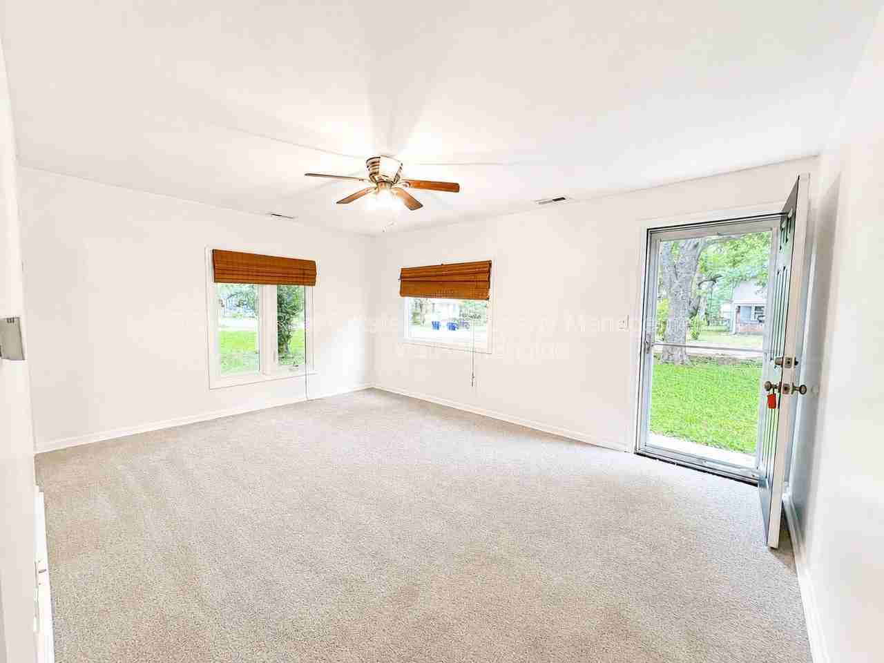 8400 Greenwood Rd - Photo 3 of 12