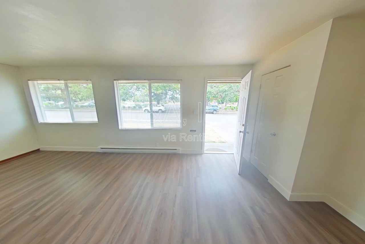 2520 Nw Tyler Ave - Photo 2 of 13