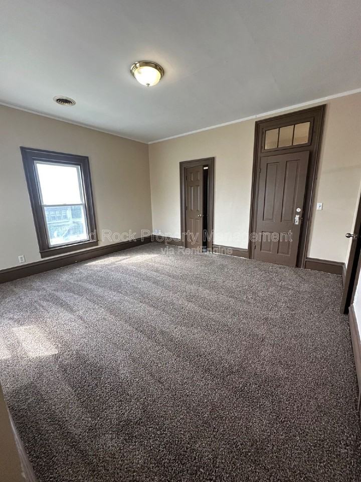802 Mckinley St - Photo 4 of 16