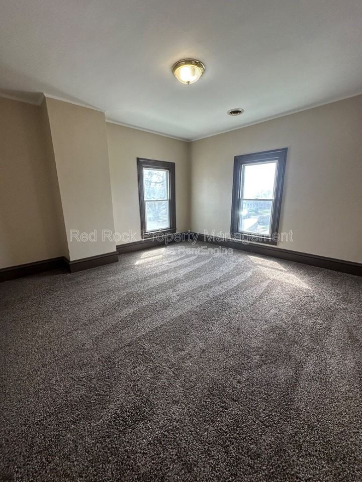 802 Mckinley St - Photo 5 of 16