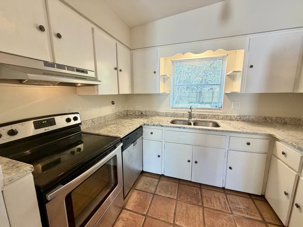 2619 E Washington St - Photo 5 of 24