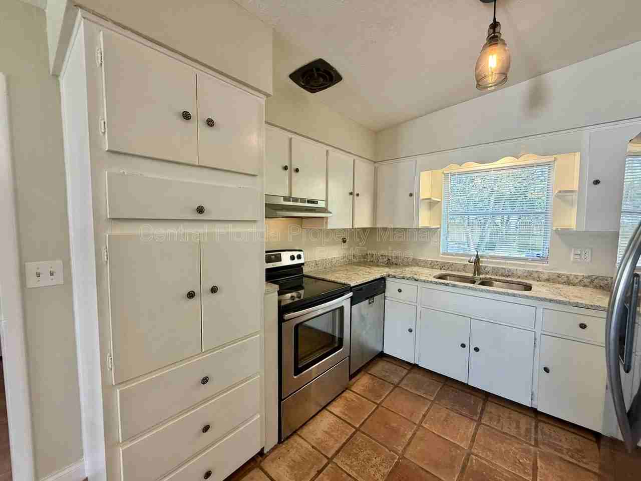 2619 E Washington St - Photo 6 of 24