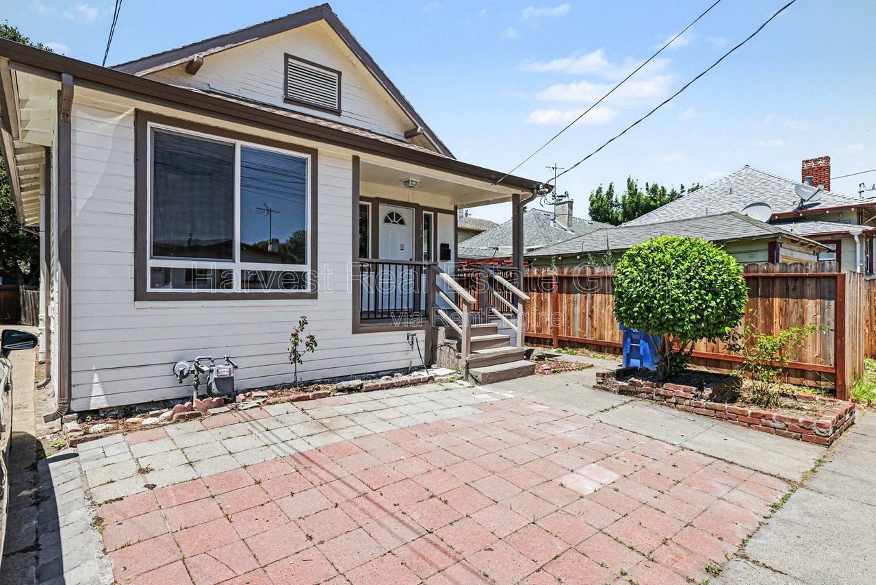 1619 Walnut St #A - Photo 2 of 19