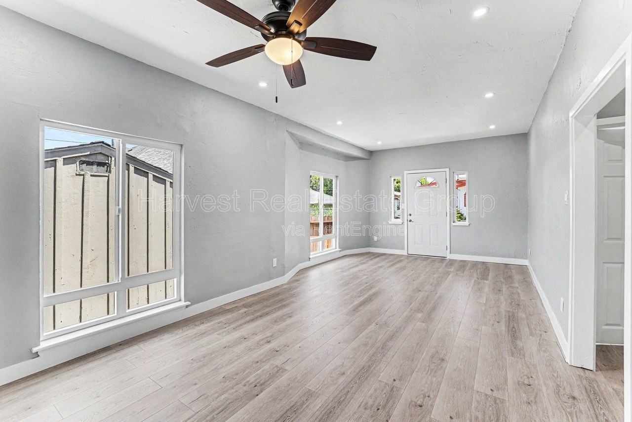 1619 Walnut St #A - Photo 4 of 19