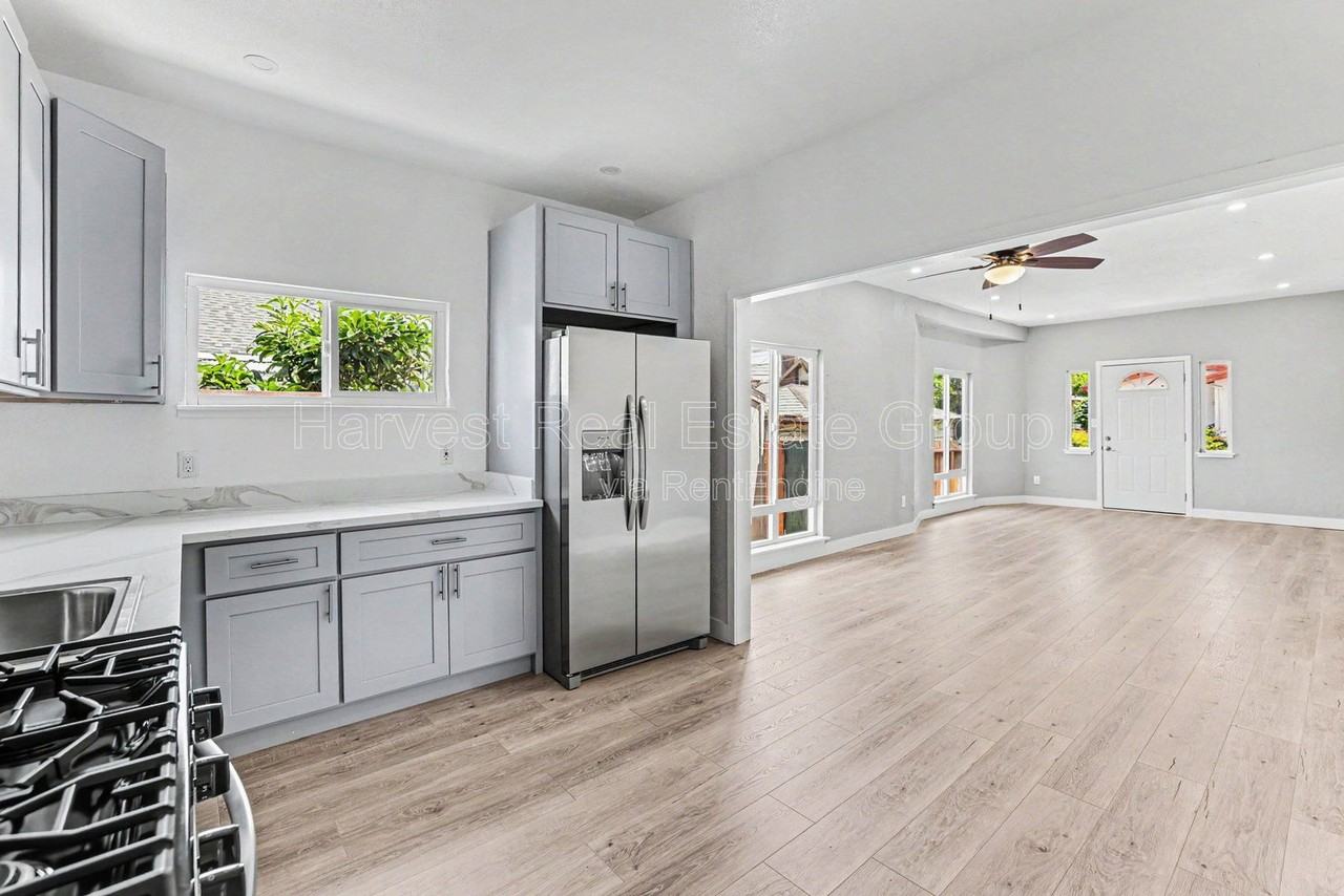 1619 Walnut St #A - Photo 7 of 19