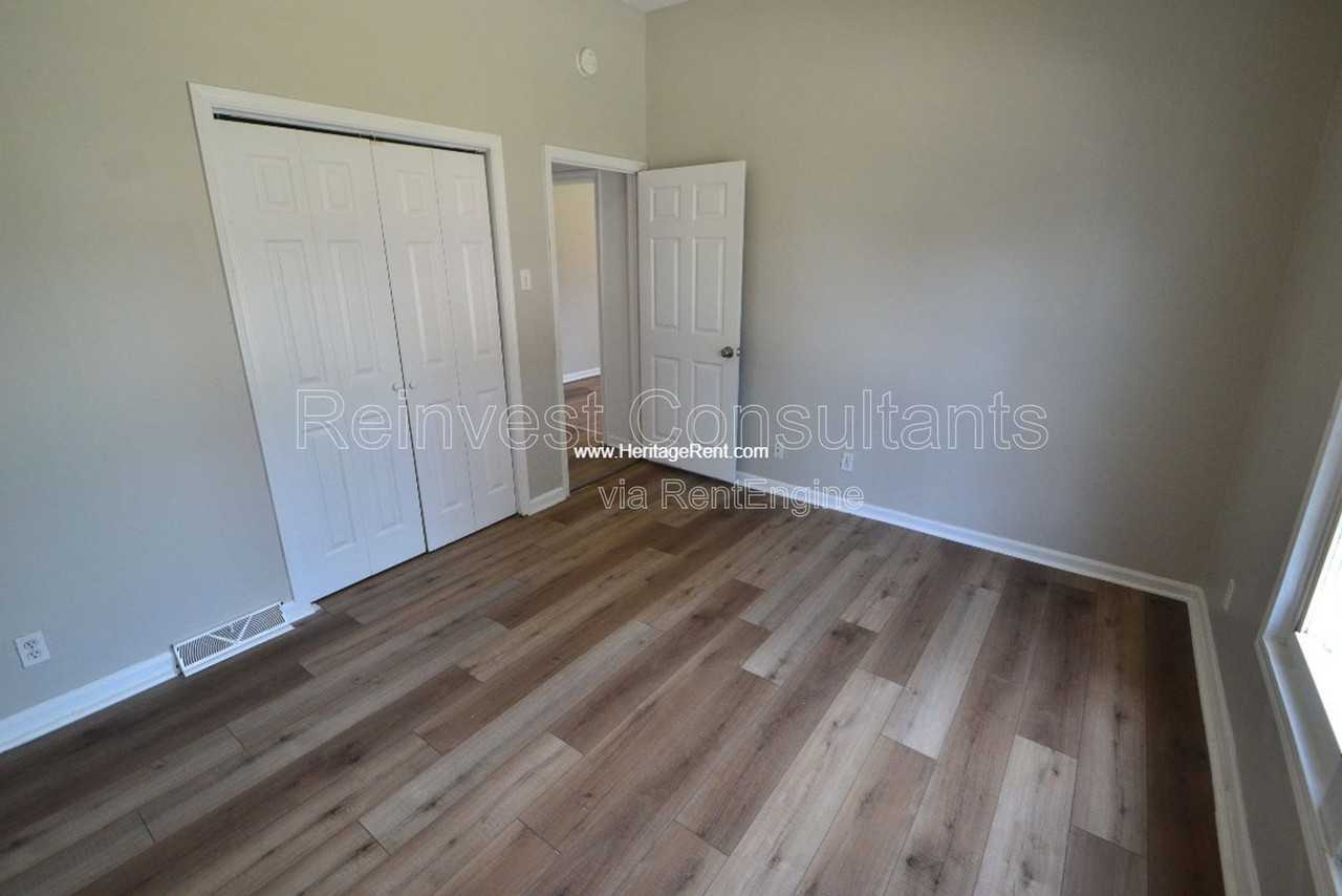 239 Forest Ave - Photo 4 of 10