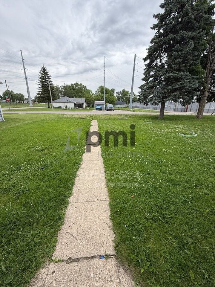1311 E 11th St #4 - Photo 3 of 21