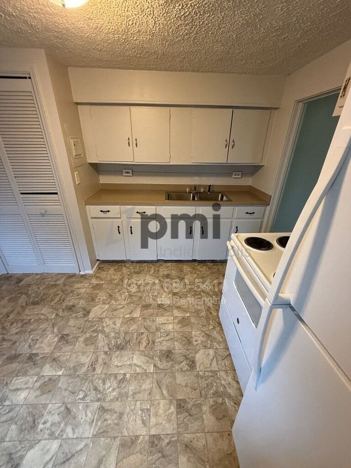 1311 E 11th St #4 - Photo 4 of 21