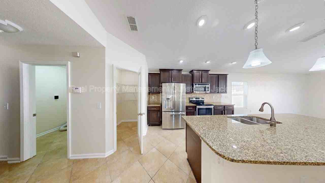630 Glendale Ln - Photo 7 of 35