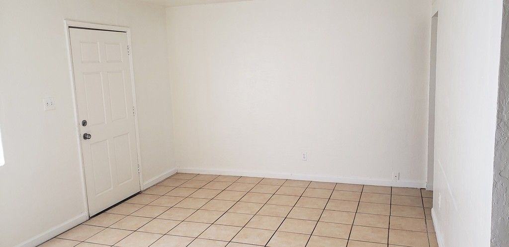 114 W Riley Dr - Photo 2 of 9