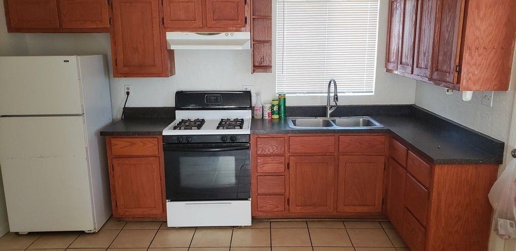 114 W Riley Dr - Photo 4 of 9
