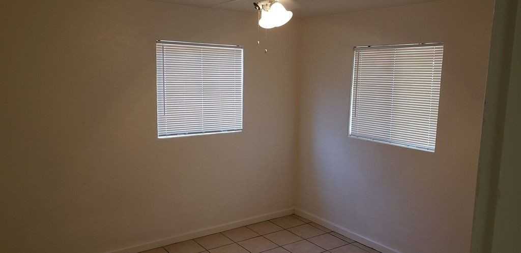 114 W Riley Dr - Photo 7 of 9