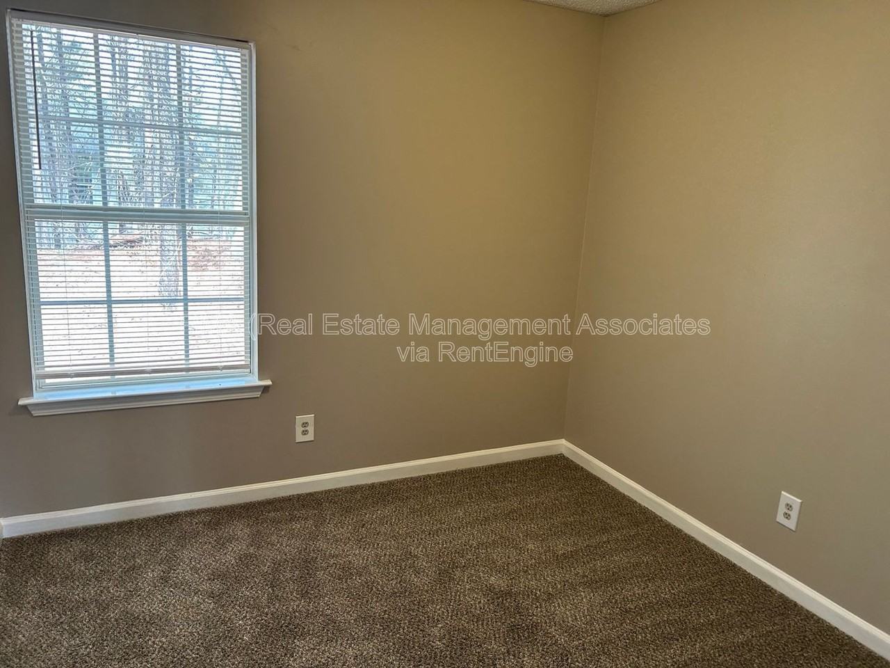 1840 Carrington Dr - Photo 5 of 12