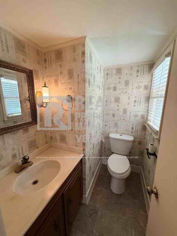 1933 Deerwood Pl - Photo 5 of 19