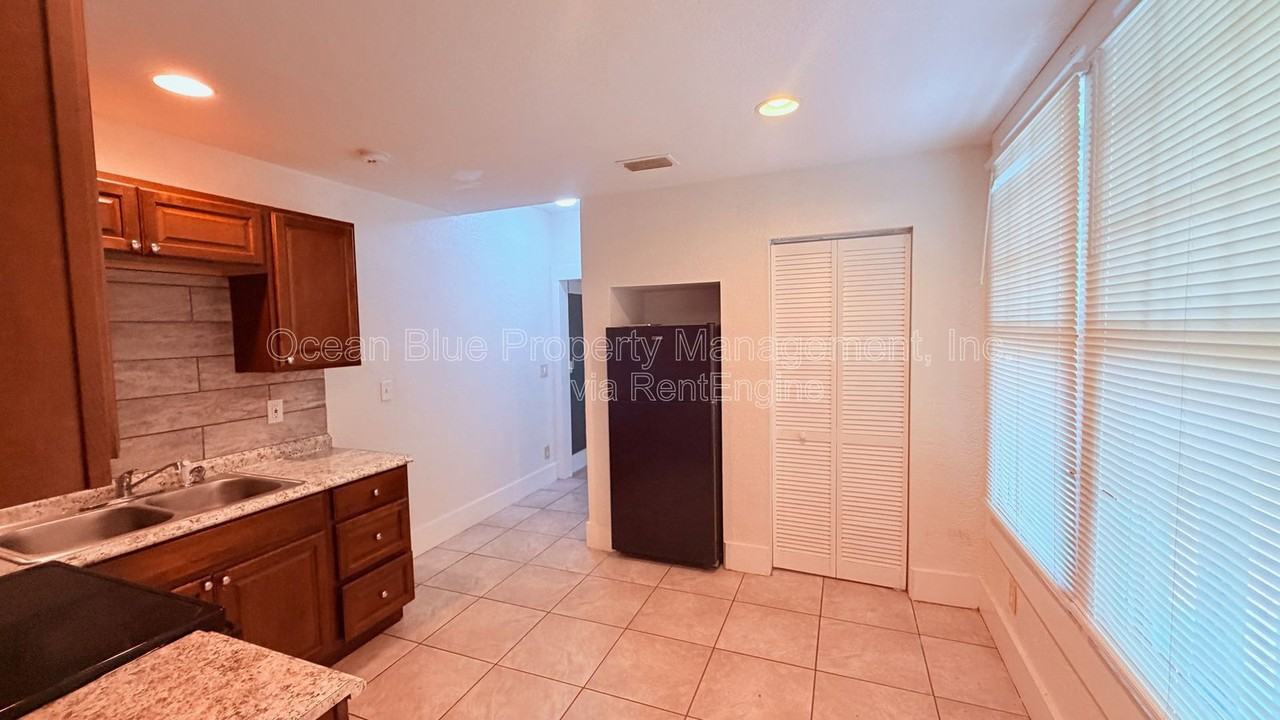 316 W Columbus Dr #A - Photo 4 of 14