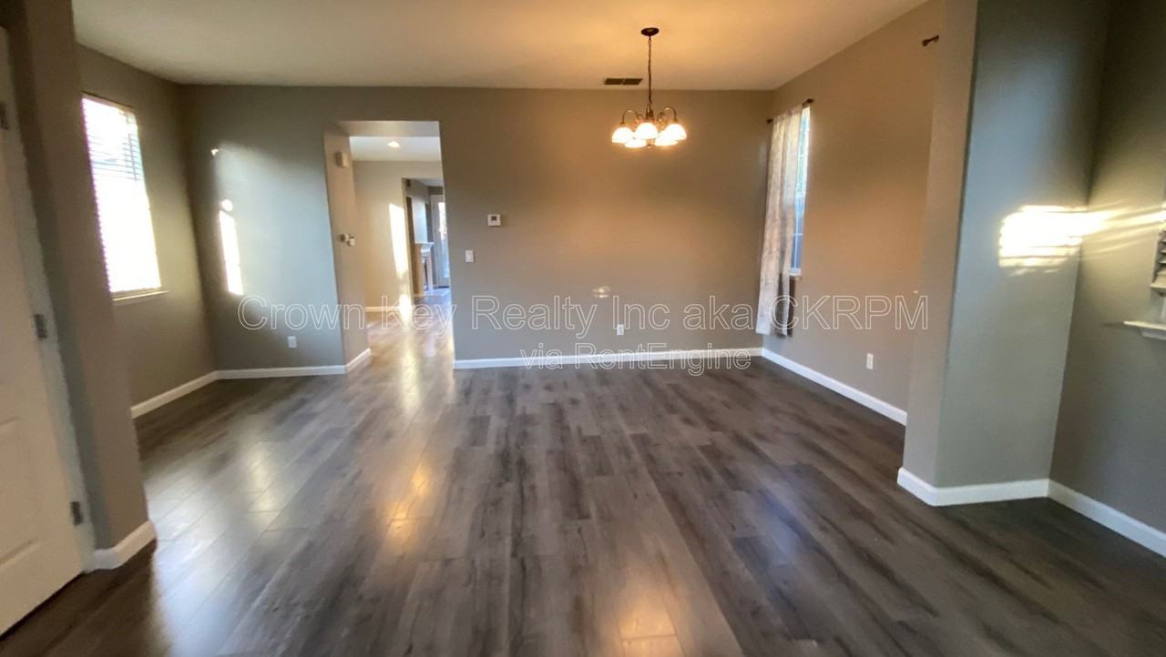 352 Goodall Dr - Photo 4 of 29