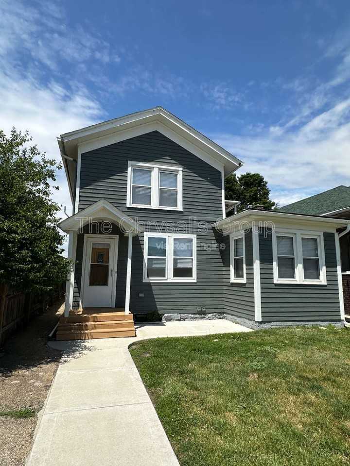 110 E Superior St