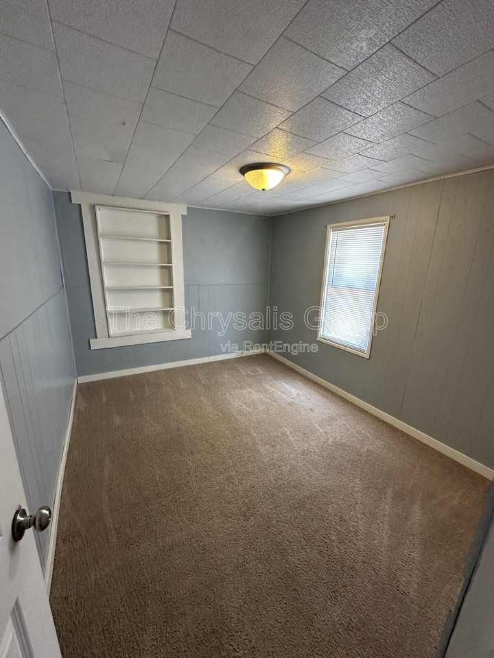 1305 W Jefferson St - Photo 2 of 6